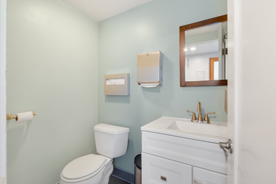 More Photos Of 10738 Riverside Dr, North Hollywood Medical For Lease
