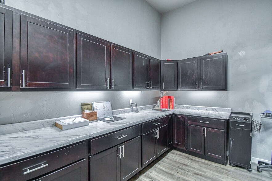 More Photos Of 91 Monroe Ave NE, Piedmont Freestanding For Sale