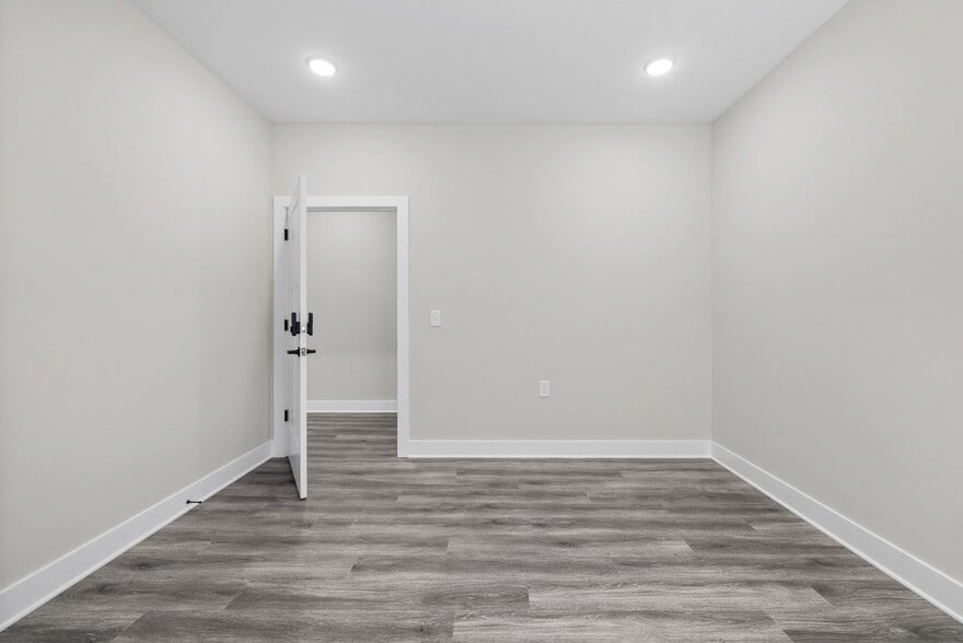 More Photos Of 1404 Dover Rd, Clarksville Office For Lease