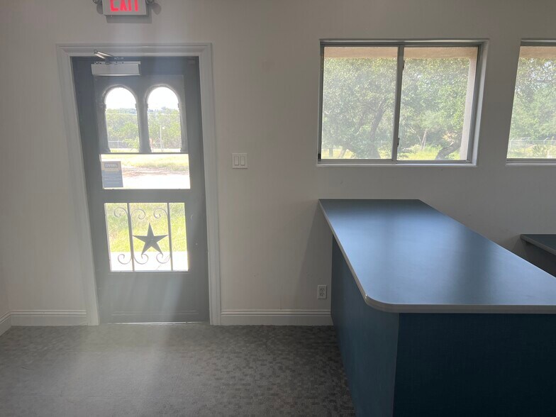 More Photos Of 15402 Dexler Dr, Austin Showroom For Lease