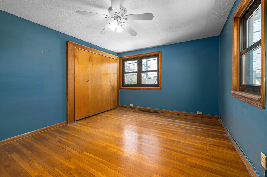 More Photos Of 5203 Turney Rd, Garfield Heights Bar For Sale