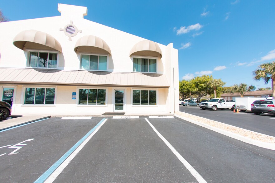 More Photos Of 5701 Houchin St, Naples Light Manufacturing For Lease