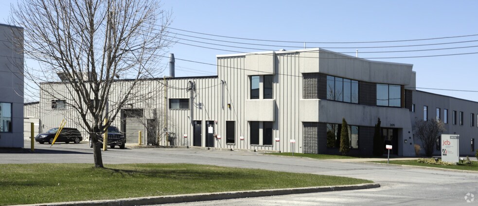 Primary Photo Of 3875 Rue Isabelle, Brossard Service For Lease