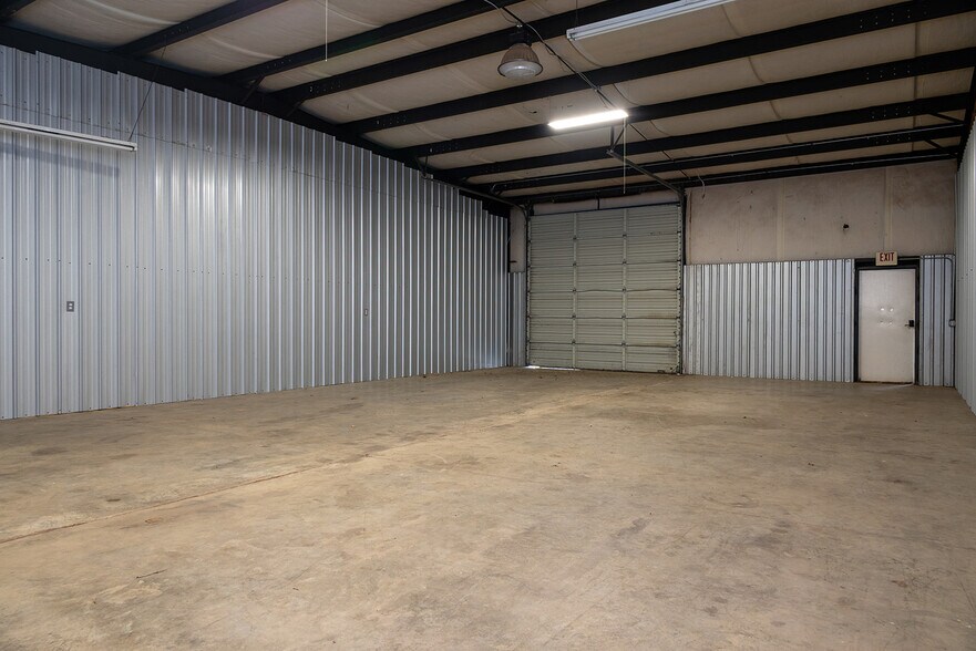 More Photos Of 62 Industrial Park Cir, Benton Light Distribution For Lease