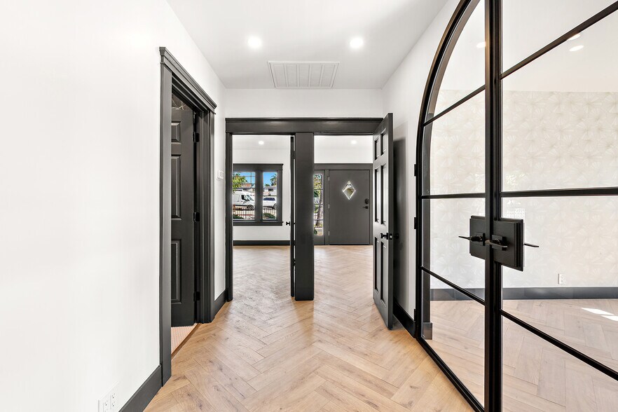 More Photos Of 1204 N Ross St, Santa Ana Office For Lease