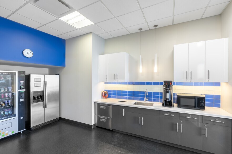 More Photos Of 6500 Rte Transcanadienne, Pointe-claire Coworking Space