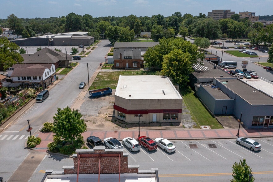 More Photos Of 307 W Emma Ave, Springdale Freestanding For Lease