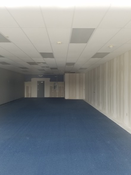 More Photos Of 1528 E 23rd St S, Independence Freestanding For Lease