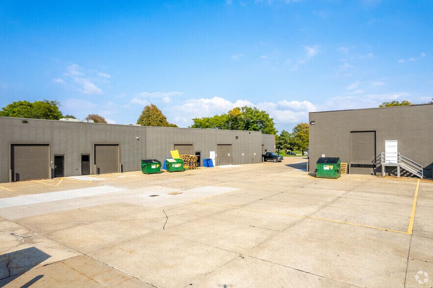 More Photos Of 11300-11398 Aurora Ave, Urbandale Flex For Lease