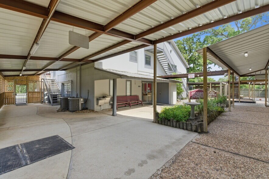 More Photos Of 3401 N Frazier St, Conroe Specialty For Sale