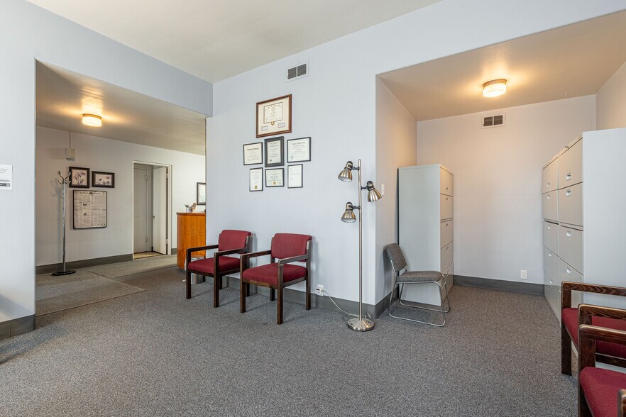 More Photos Of 430 W Stephenson St, Freeport Office For Sale