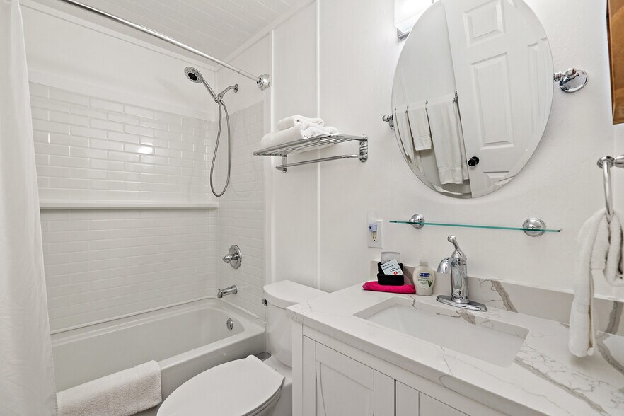 More Photos Of 104 Scudder Ln, Wimberley Hotel For Sale