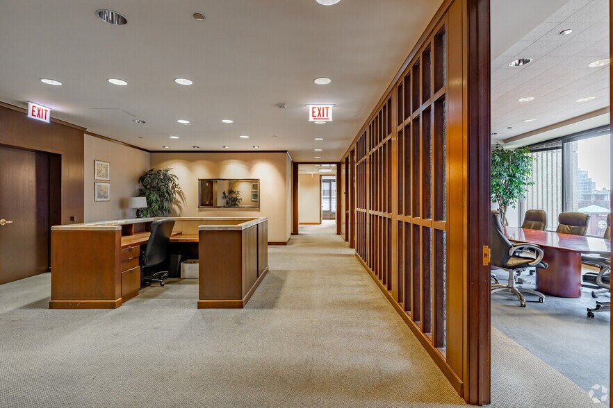 More Photos Of 55 W Wacker Dr, Chicago Office For Lease