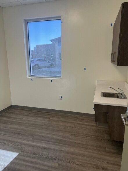 More Photos Of 6301 Northern Pass Dr, El Paso Office For Sale