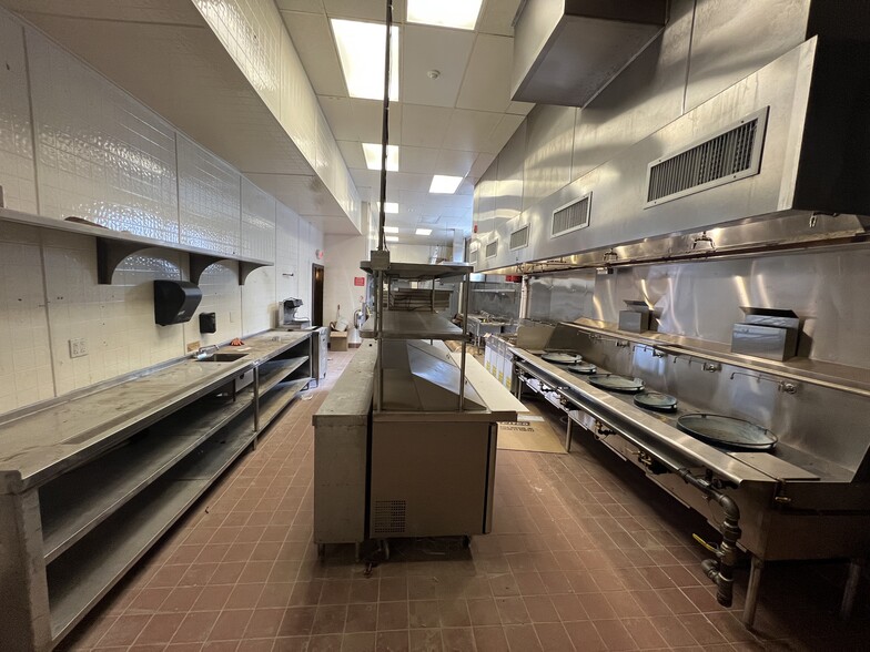 More Photos Of 628 Arena Dr, Hamilton Restaurant For Sale