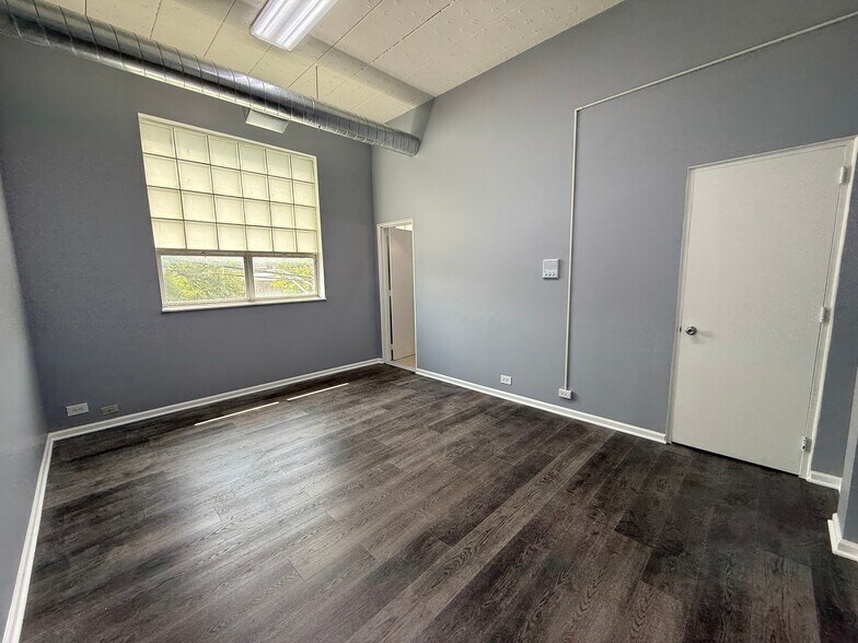 More Photos Of 2252-2260 N Elston Ave, Chicago Warehouse For Lease