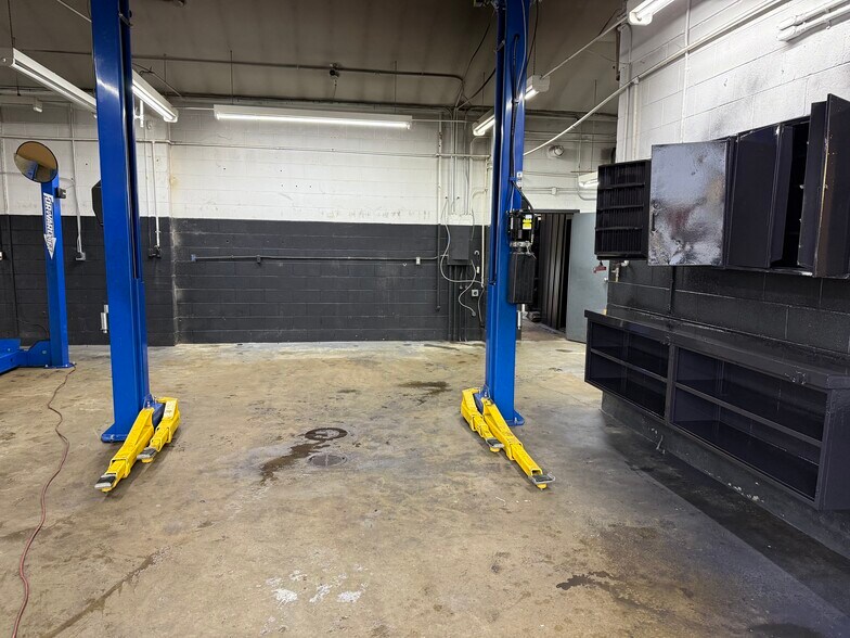 More Photos Of 3920 Hixson Pike, Chattanooga Auto Repair For Lease