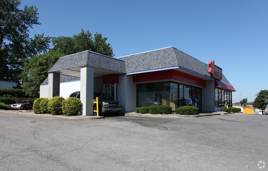 Primary Photo Of 6323 Independence Ave, Kansas City Fast Food For Lease