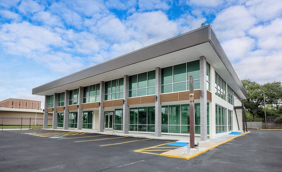 More Photos Of 8845 Long Point Rd, Houston Medical For Lease