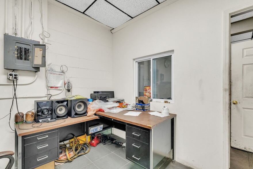More Photos Of 1475 S Newburgh Rd, Westland Light Distribution For Sale