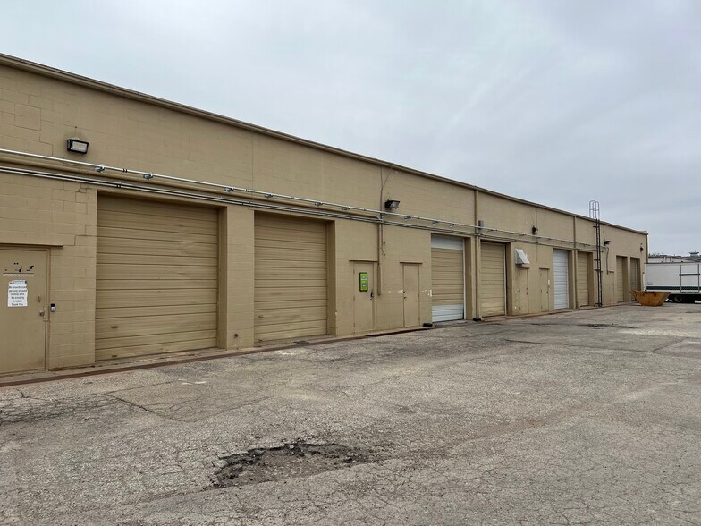 More Photos Of 3601 W Harry St, Wichita Flex For Lease