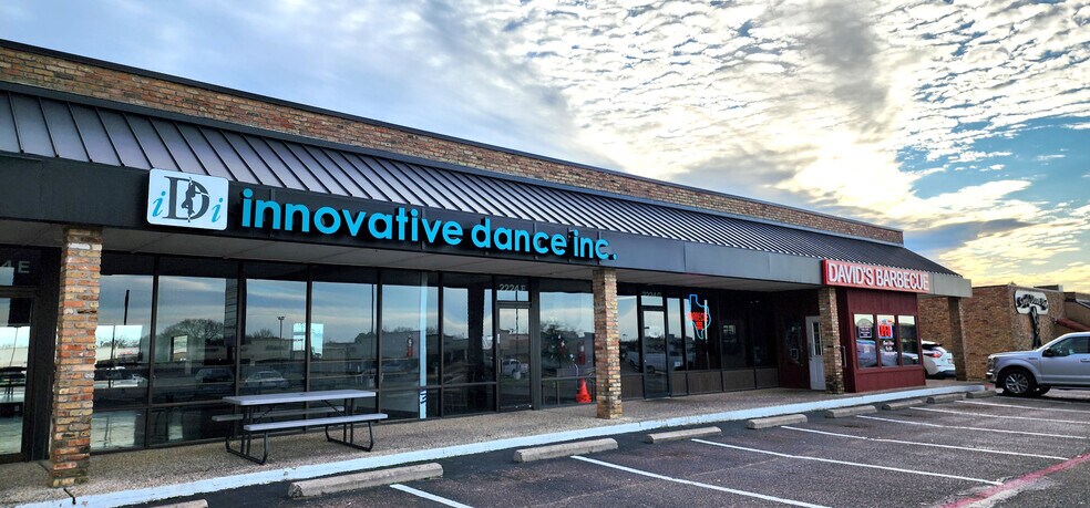 More Photos Of 2220-2224 W Park Row Dr, Arlington Unknown For Lease