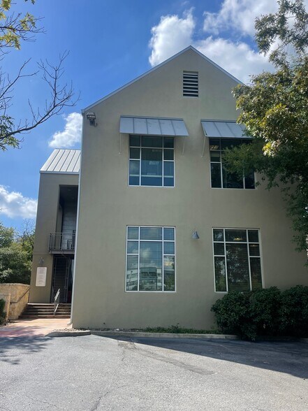More Photos Of 242 W Sunset Rd, San Antonio Office For Sale