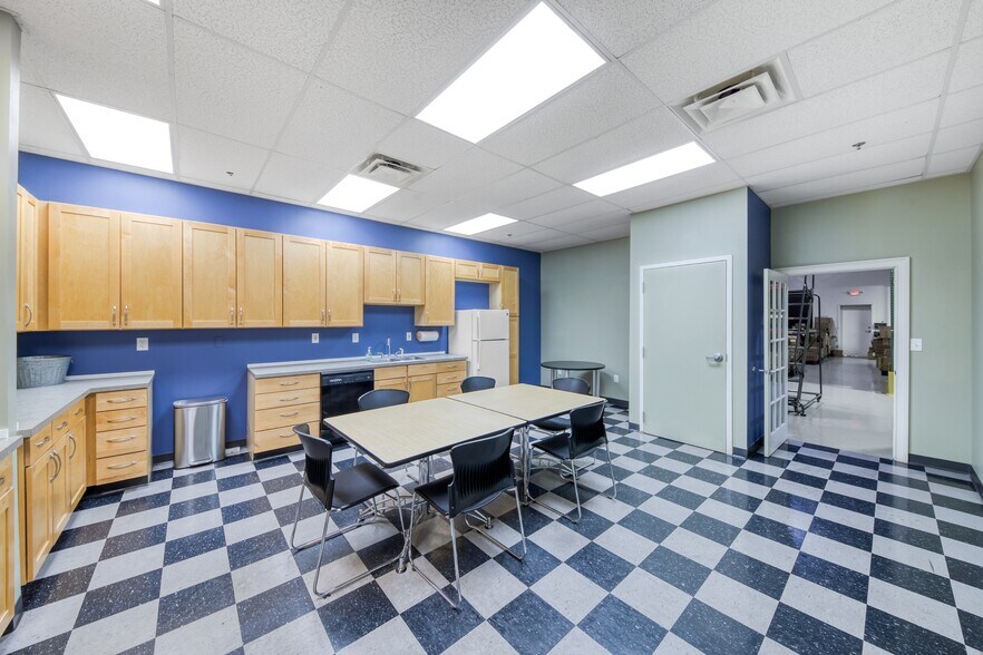 More Photos Of 3050 Matlock Dr, Kennesaw Light Manufacturing For Sale