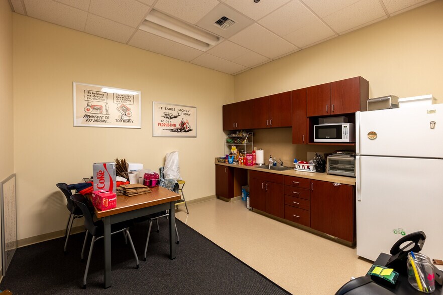 More Photos Of 3113 S Highway 97, Redmond Freestanding For Lease