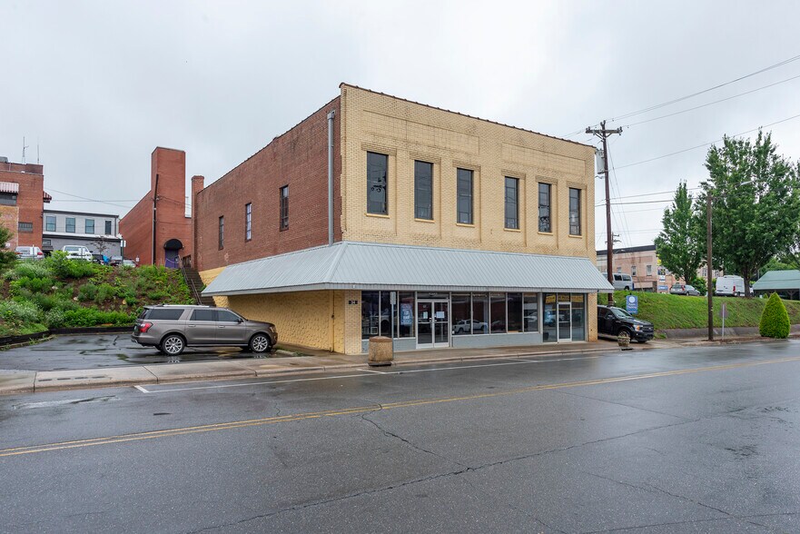 More Photos Of 34 N Logan St, Marion General Retail For Lease