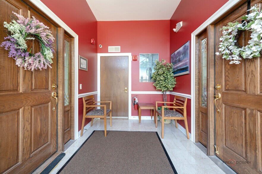 More Photos Of 1017-1019 W Park Ave, Libertyville Medical For Sale