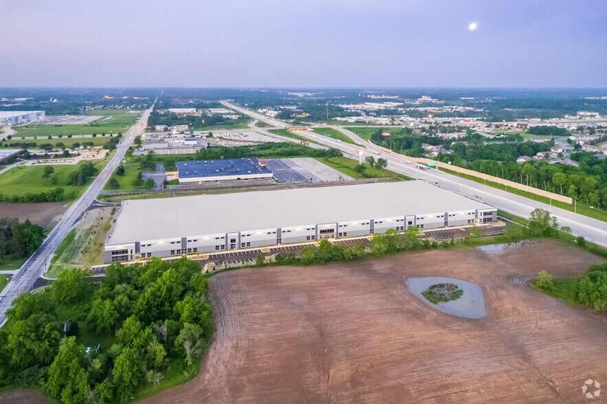 More Photos Of 9141 S 13th St, Oak Creek Warehouse For Lease