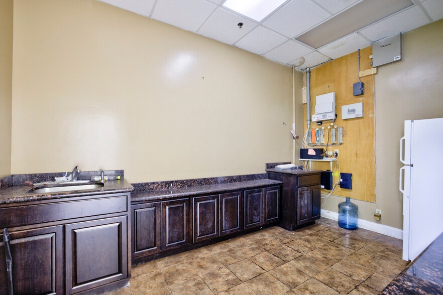 More Photos Of 7118-7170 N Nob Hill Rd, Tamarac General Retail For Lease