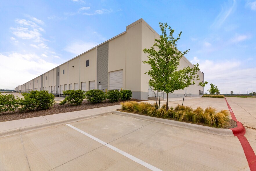 More Photos Of 4811 N Interstate 35, Georgetown Distribution For Lease
