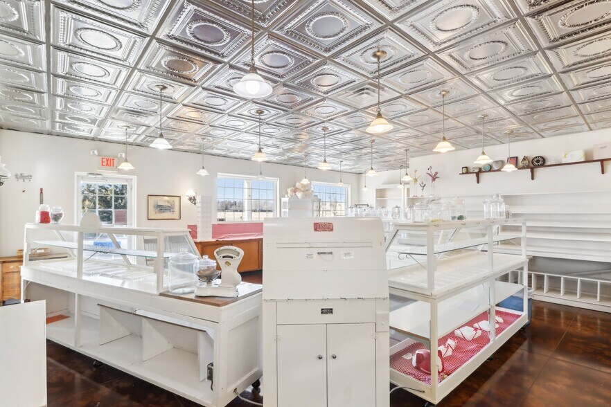 More Photos Of 680 Enterprise Dr, Lake Mills Freestanding For Lease