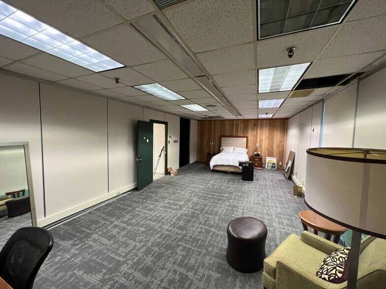 More Photos Of 136 Center St, Old Town Office For Sale