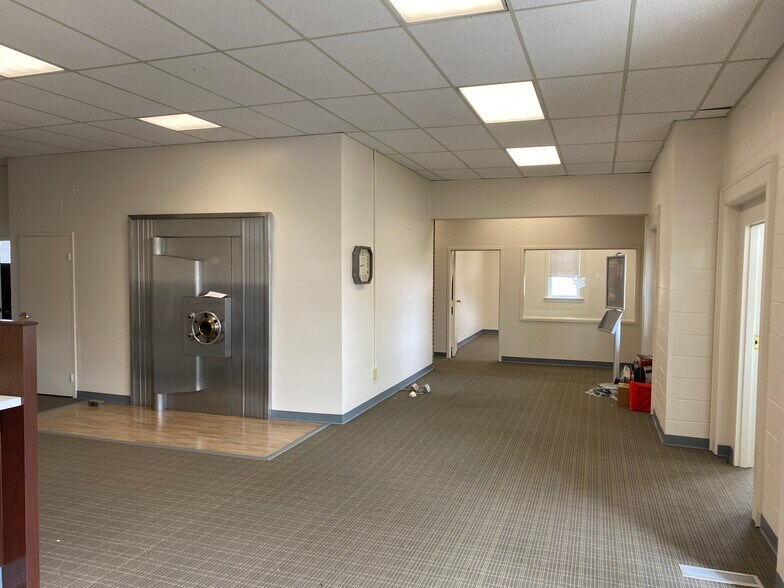 More Photos Of 1496 Anderson Hwy, Cumberland Bank For Lease