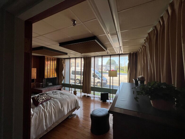 More Photos Of 136 Center St, Old Town Office For Sale