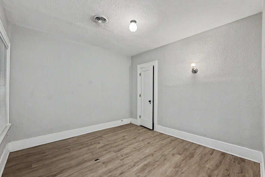 More Photos Of 2042-2046 W 4th St, Davenport Apartments For Sale
