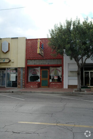 More Photos Of 407 Center St, Taft Storefront For Sale