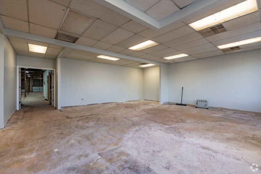 More Photos Of 5639-5653 E Shelby Dr, Memphis Distribution For Lease