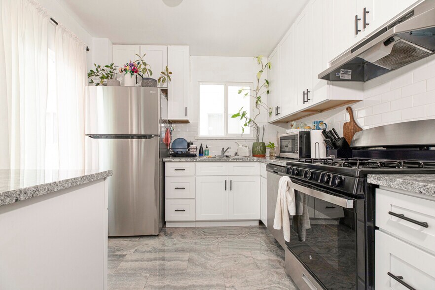 More Photos Of 13647 Leadwell St, Van Nuys Apartments For Sale