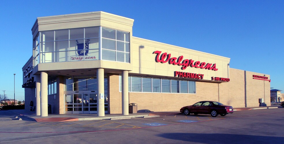 More Photos Of 200 S Locust St, Oxford Drugstore For Lease