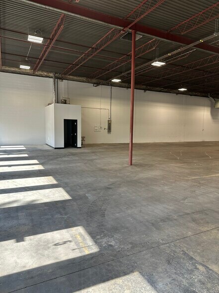 More Photos Of 5608 Burbank Cres SE, Calgary Warehouse For Lease