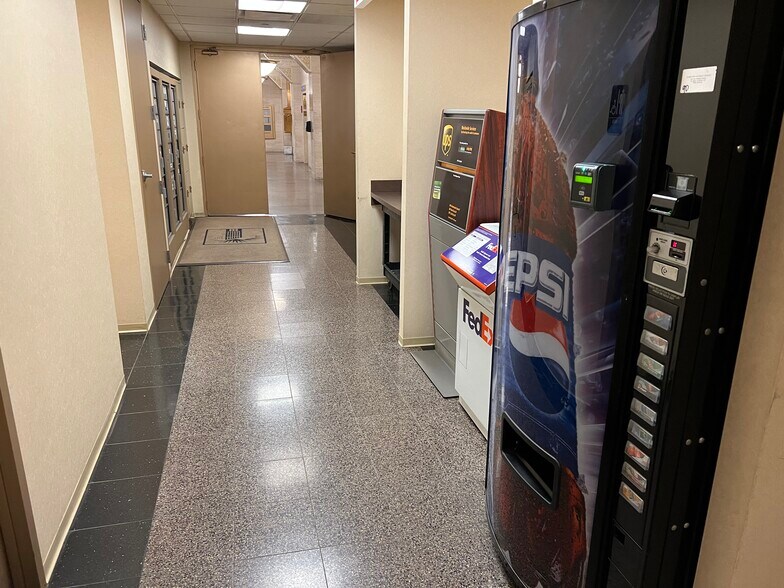 More Photos Of 211 W Wacker Dr, Chicago Office For Lease