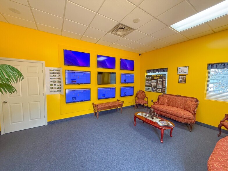 More Photos Of 2335 Columbia Hwy, Pulaski Office For Sale