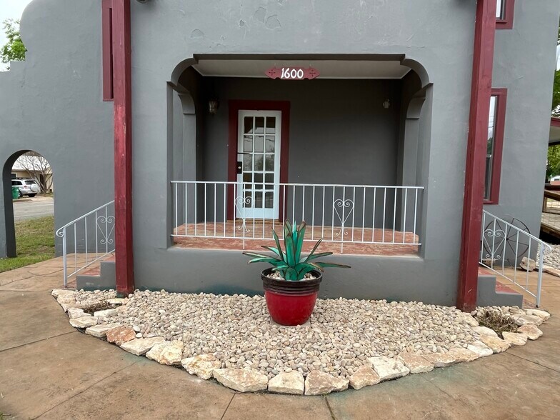More Photos Of 1600 S Ford St, Llano Storefront Retail Office For Sale
