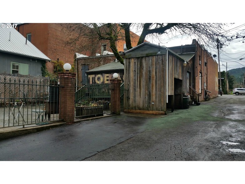 More Photos Of 115 NE Locust St, Oakland Restaurant For Sale