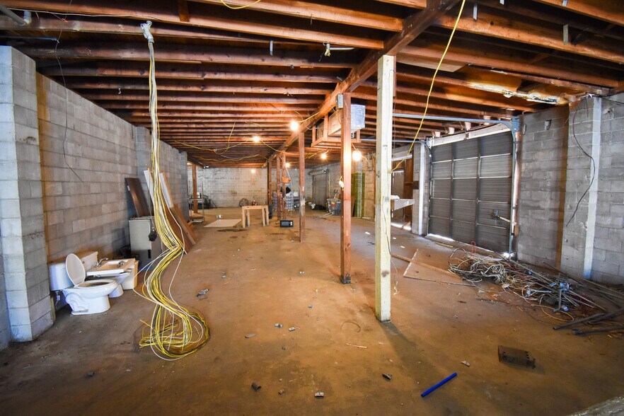 More Photos Of 3110 N Davis Hwy, Pensacola Showroom For Lease