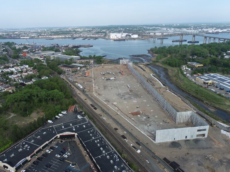 More Photos Of 1 Nassau Pl, Staten Island Warehouse For Lease
